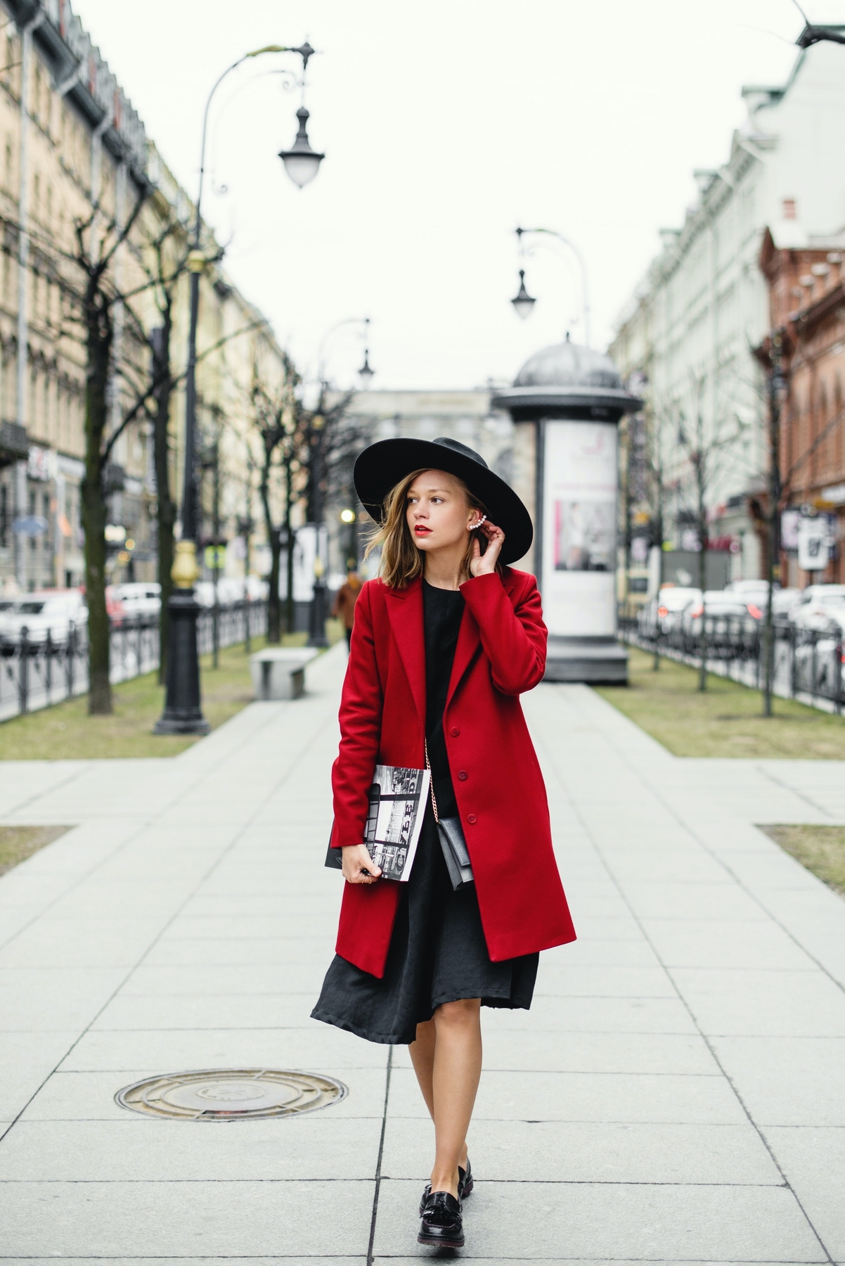 slečna vo výraznom červenom kabáte a čiernom klobúku